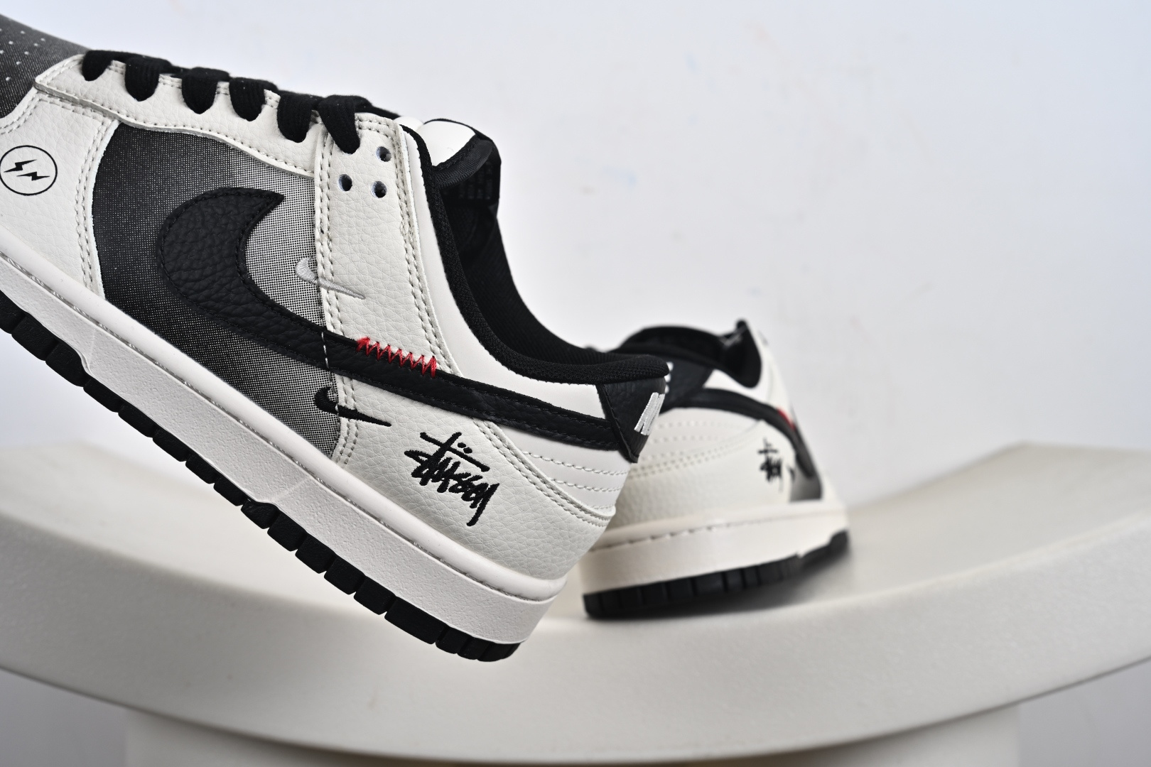 Nike SB Dunk Low 斯图西联名 闪电渐变米黑 周年高端定制 低帮休闲板鞋 QW5836-020