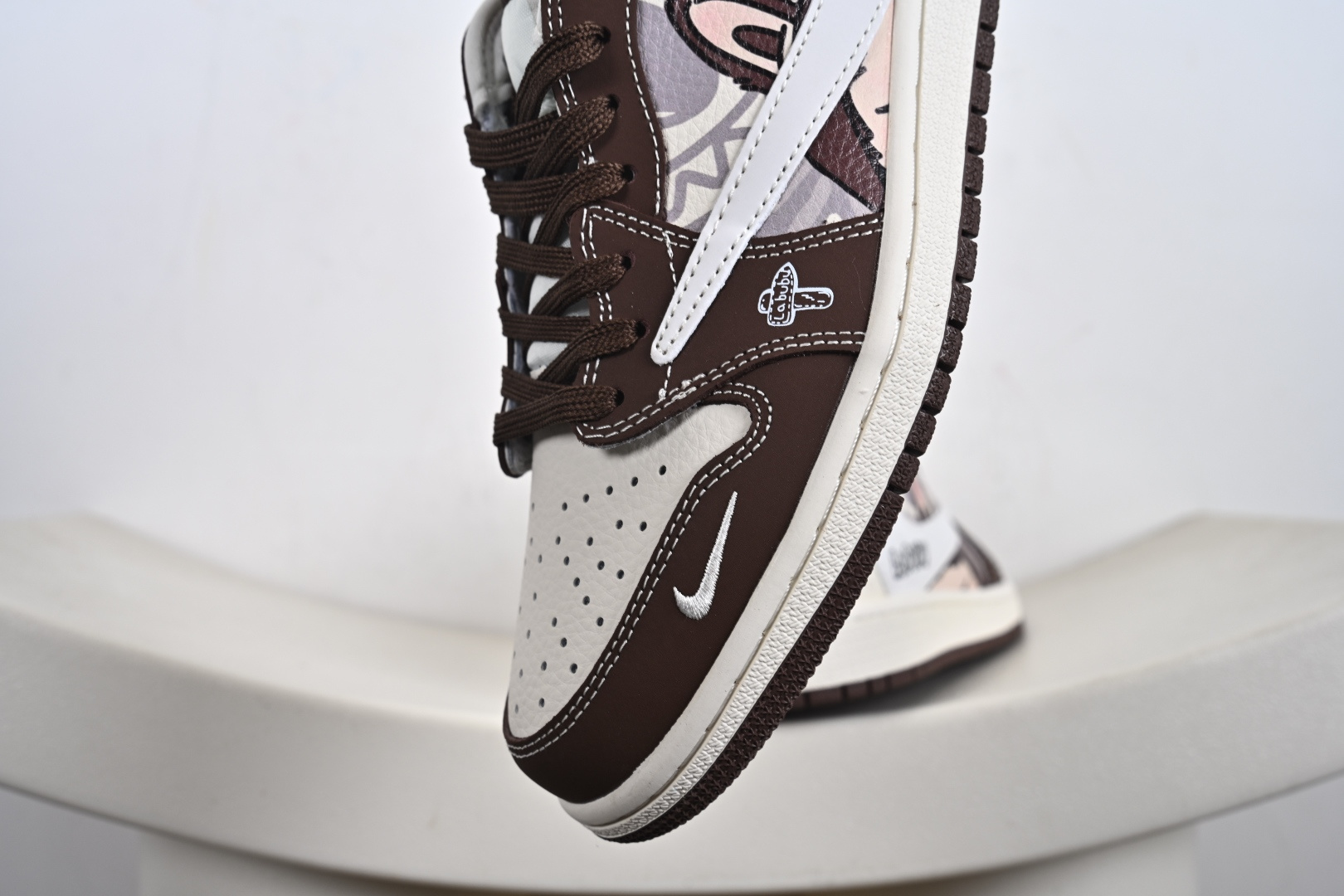 定制版Labubu x Travis Scott x Air Jordan 1 Low 拉布布 x AJ1 低帮 梦幻棕白倒钩 DX1888-095