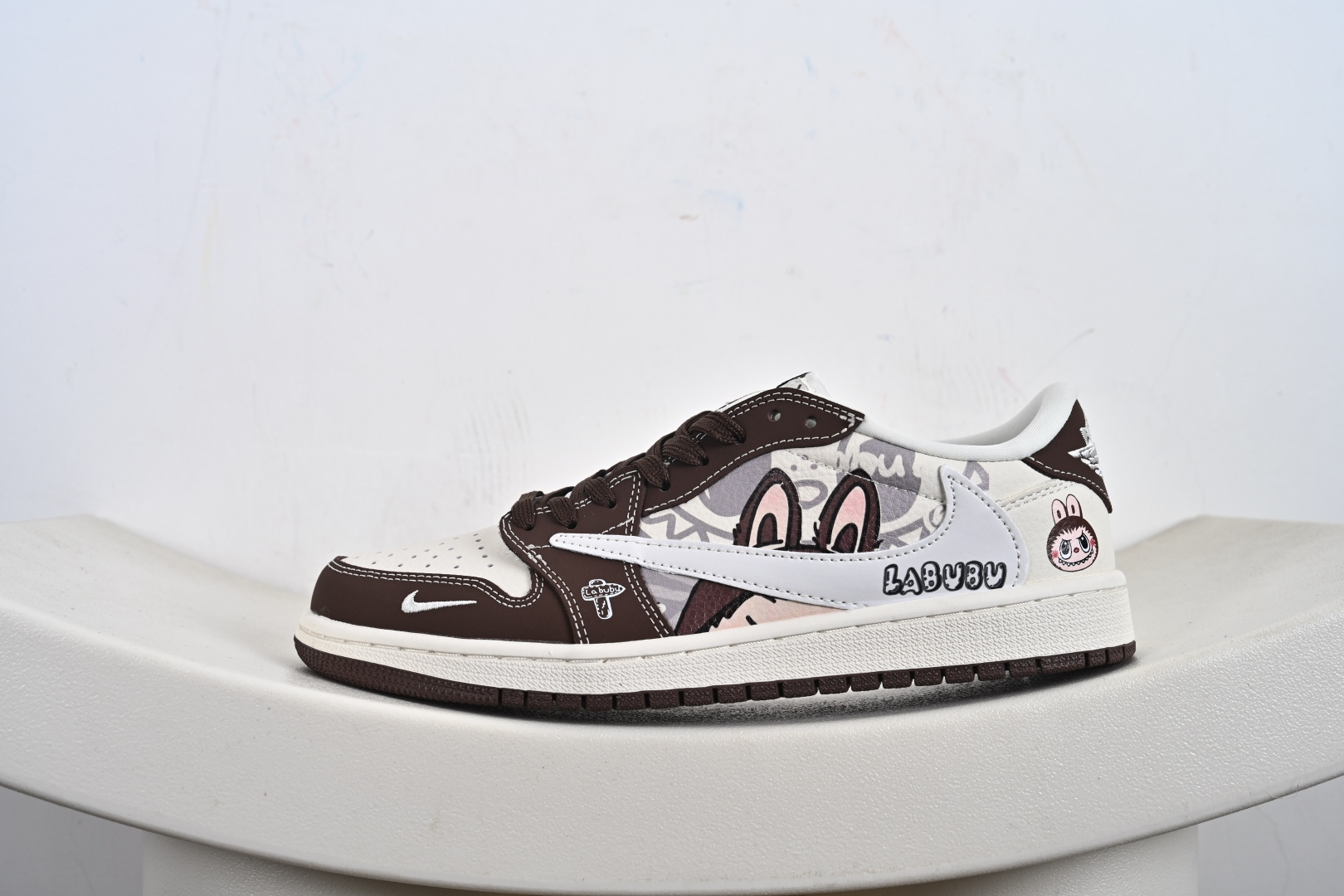 定制版Labubu x Travis Scott x Air Jordan 1 Low 拉布布 x AJ1 低帮 梦幻棕白倒钩 DX1888-095