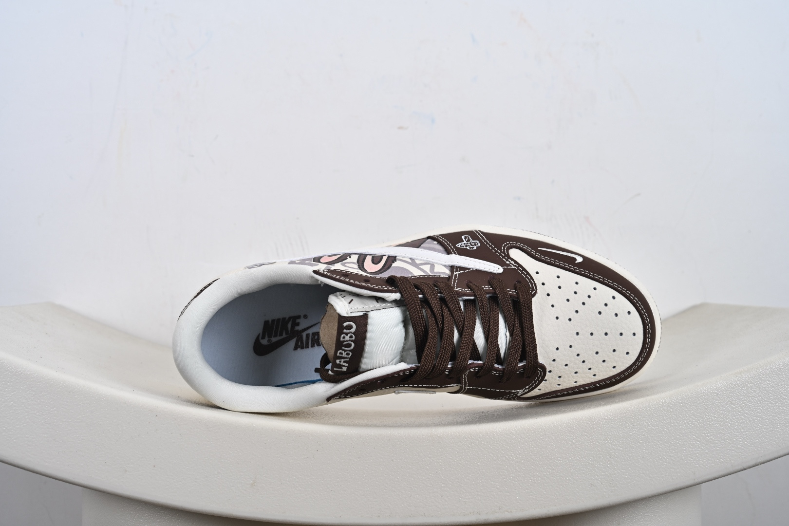 定制版Labubu x Travis Scott x Air Jordan 1 Low 拉布布 x AJ1 低帮 梦幻棕白倒钩 DX1888-095