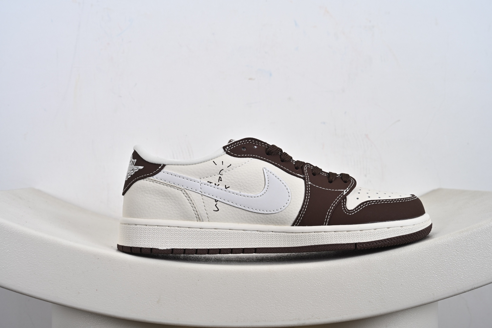 定制版Labubu x Travis Scott x Air Jordan 1 Low 拉布布 x AJ1 低帮 梦幻棕白倒钩 DX1888-095