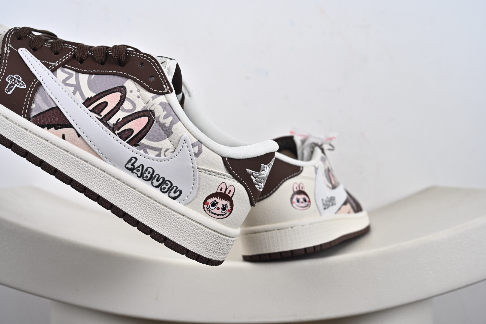 定制版Labubu x Travis Scott x Air Jordan 1 Low 拉布布 x AJ1 低帮 梦幻棕白倒钩 DX1888-095