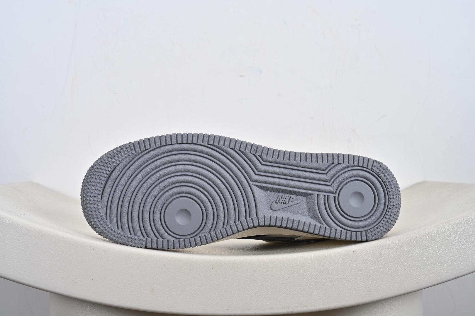 Supreme x Nike Air Force 1 涂鸦米灰勾 QW5606-272