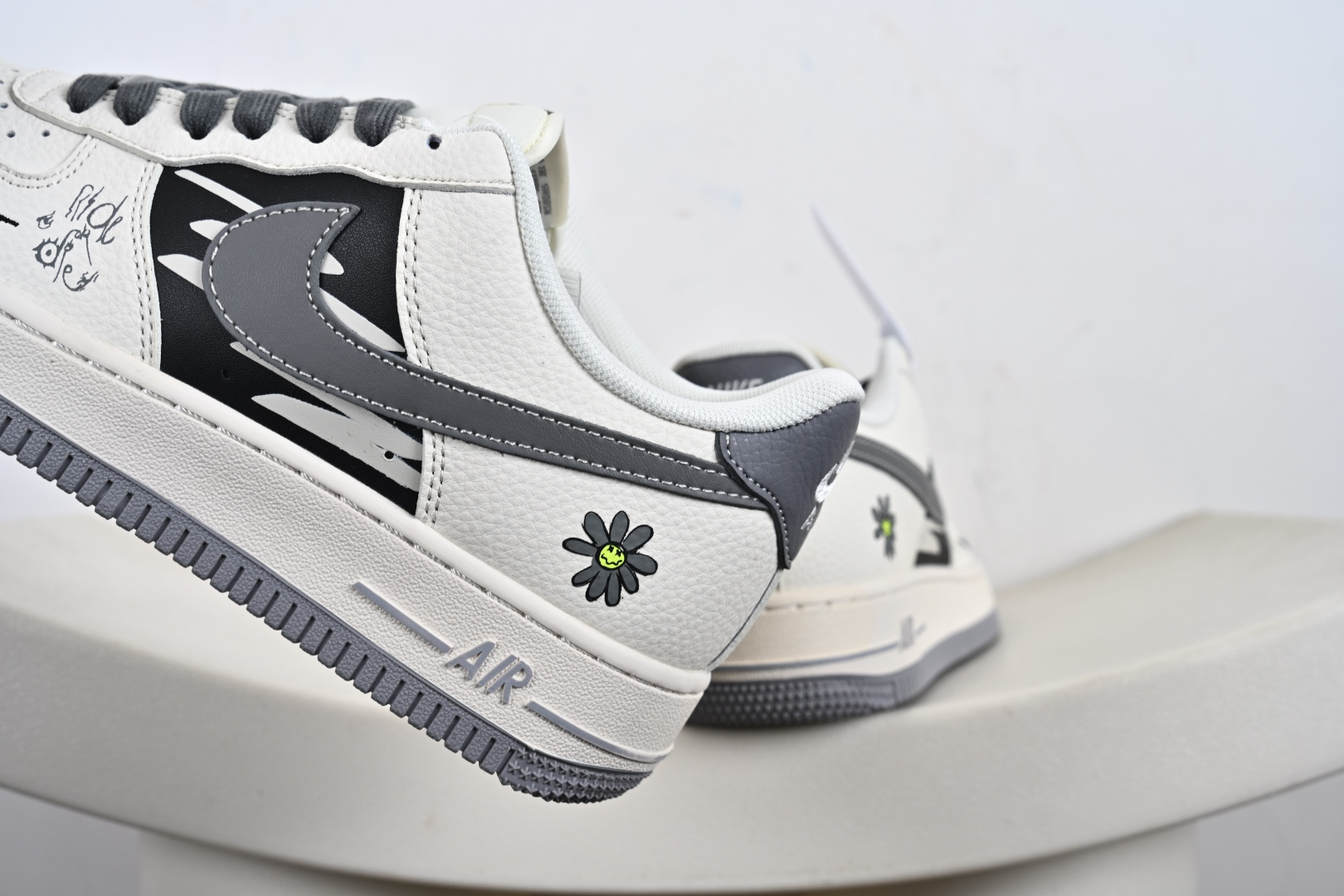 Supreme x Nike Air Force 1 涂鸦米灰勾 QW5606-272