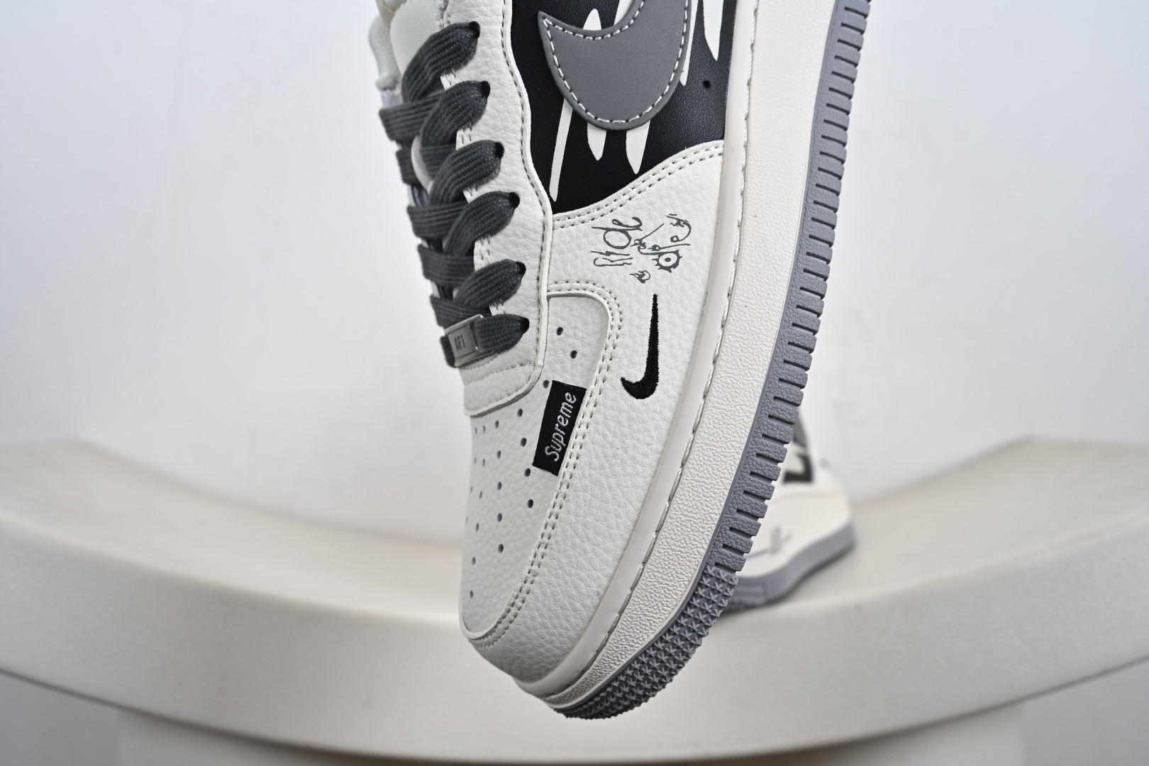 Supreme x Nike Air Force 1 涂鸦米灰勾 QW5606-272