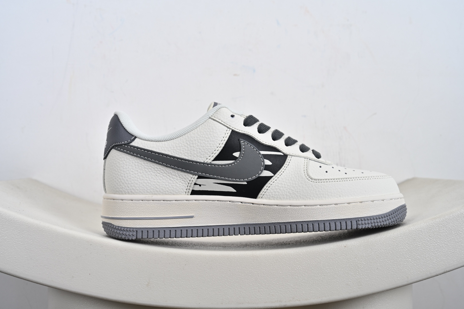 Supreme x Nike Air Force 1 涂鸦米灰勾 QW5606-272