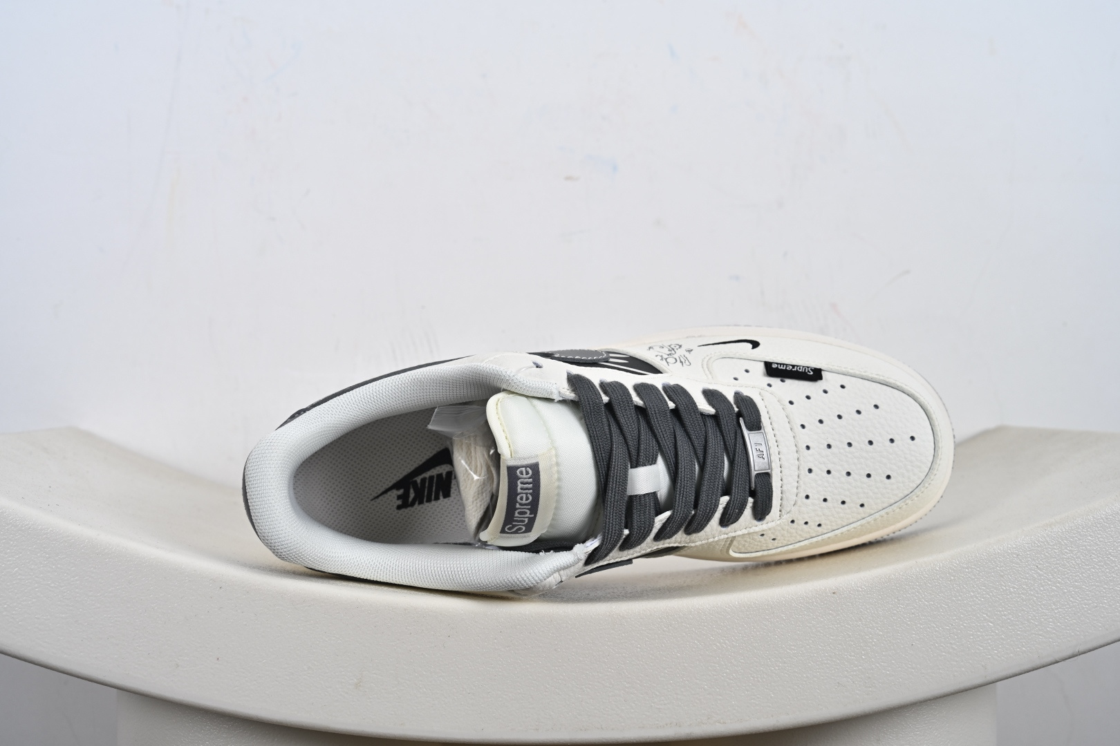 Supreme x Nike Air Force 1 涂鸦米灰勾 QW5606-272