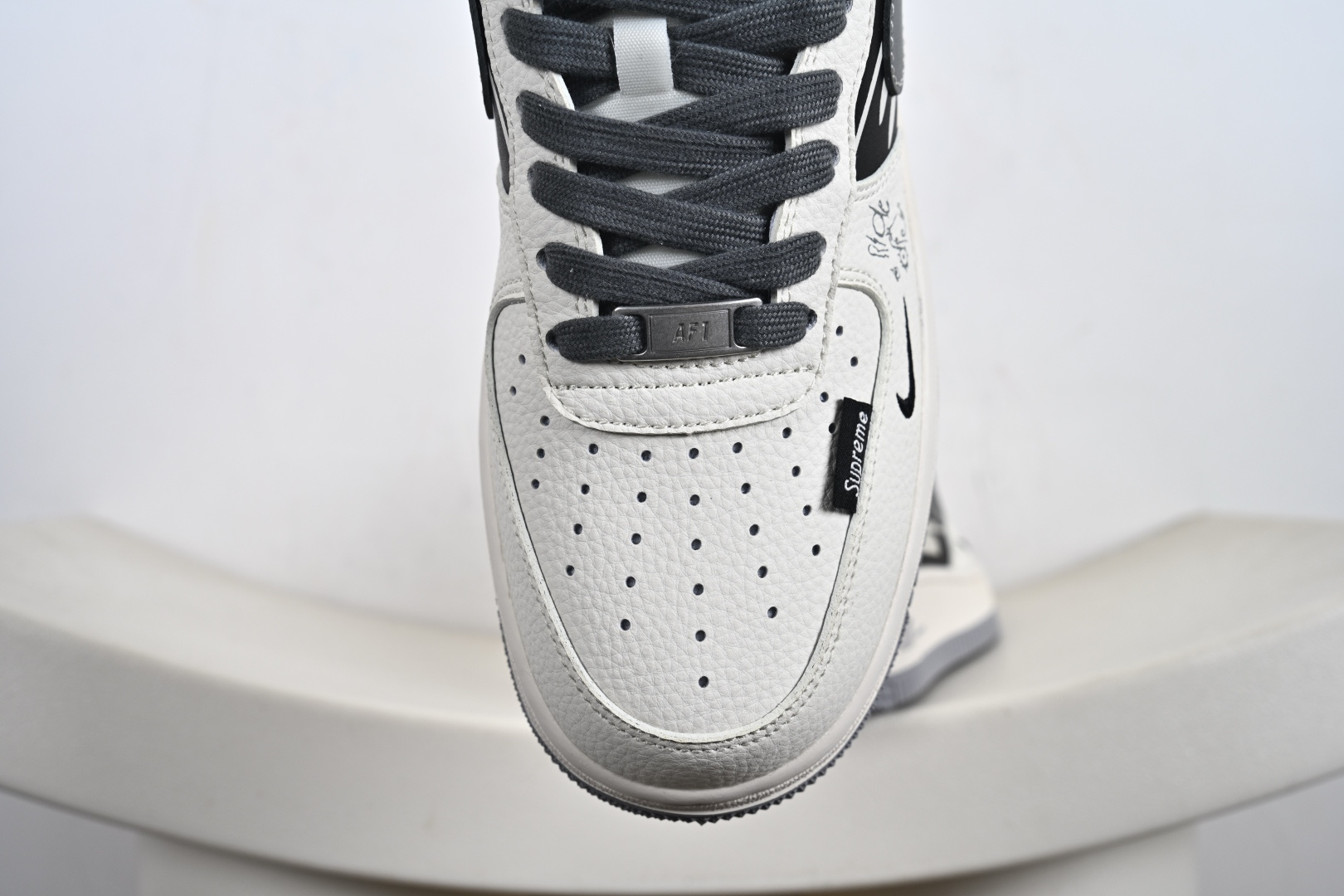 Supreme x Nike Air Force 1 涂鸦米灰勾 QW5606-272