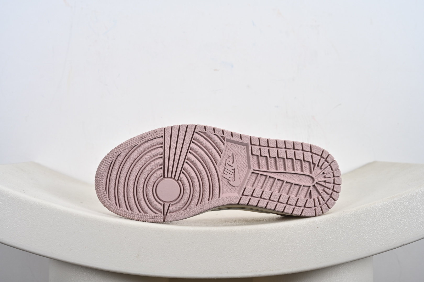 Travis Scott x Fragment Design x Jordan Air Jordan 1 Low OG SP “Labubu联名---奶白粉” 拉布布印花 低帮休闲运动板鞋 LD2028-057