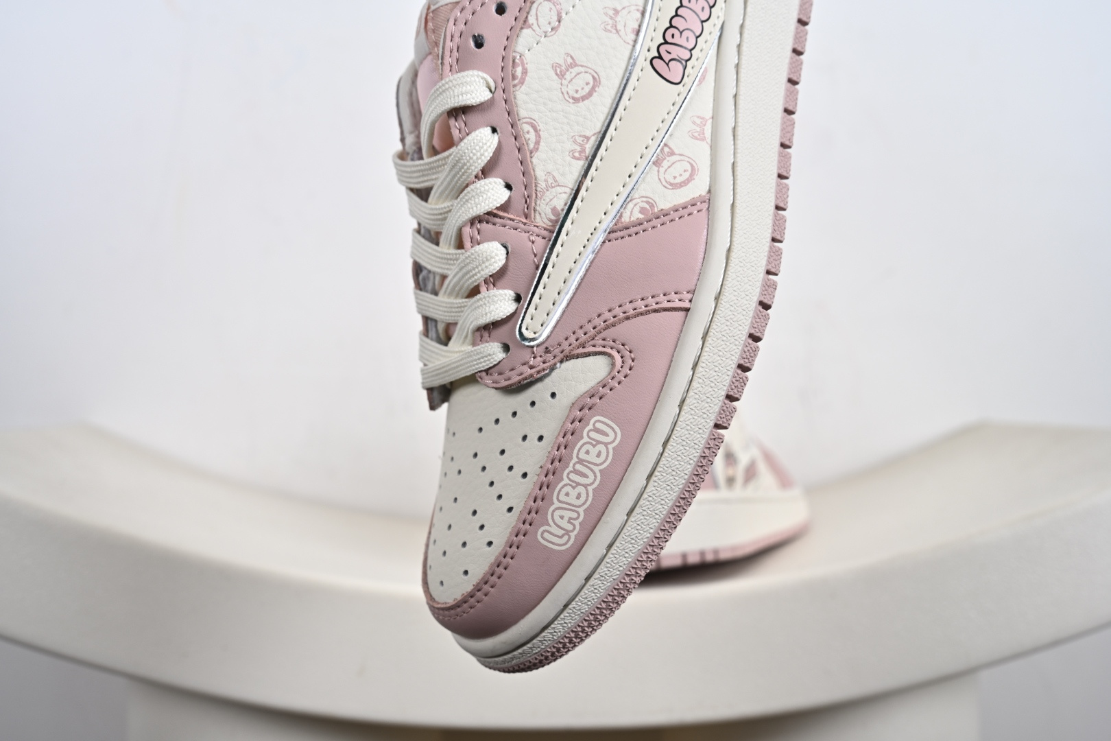 Travis Scott x Fragment Design x Jordan Air Jordan 1 Low OG SP “Labubu联名---奶白粉” 拉布布印花 低帮休闲运动板鞋 LD2028-057