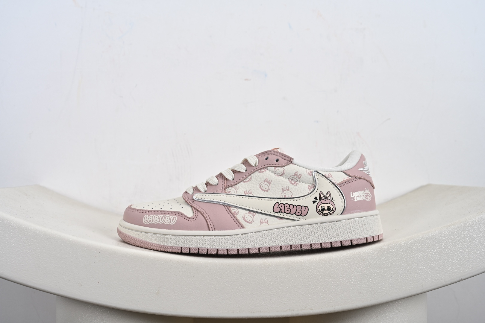 Travis Scott x Fragment Design x Jordan Air Jordan 1 Low OG SP “Labubu联名---奶白粉” 拉布布印花 低帮休闲运动板鞋 LD2028-057