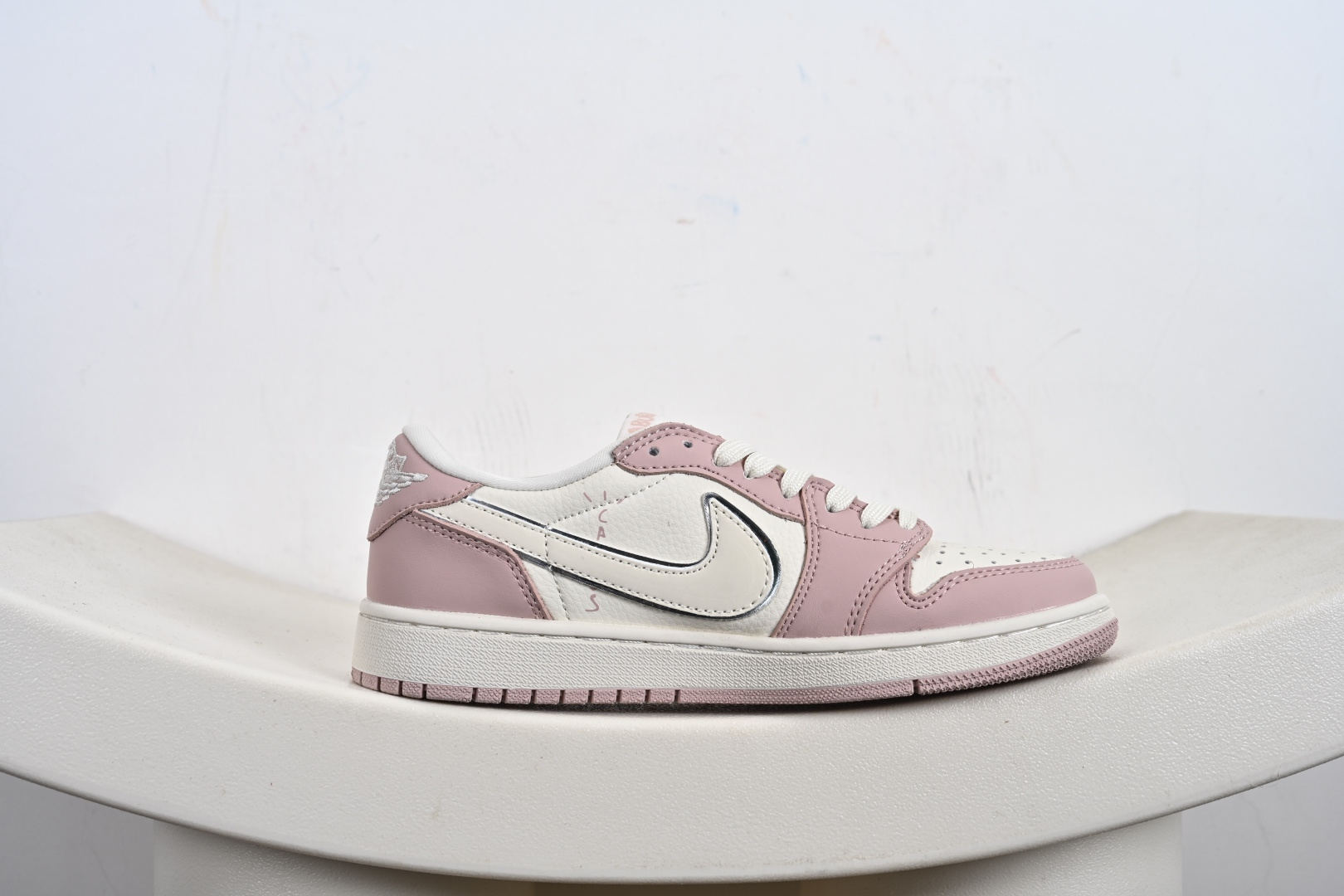 Travis Scott x Fragment Design x Jordan Air Jordan 1 Low OG SP “Labubu联名---奶白粉” 拉布布印花 低帮休闲运动板鞋 LD2028-057