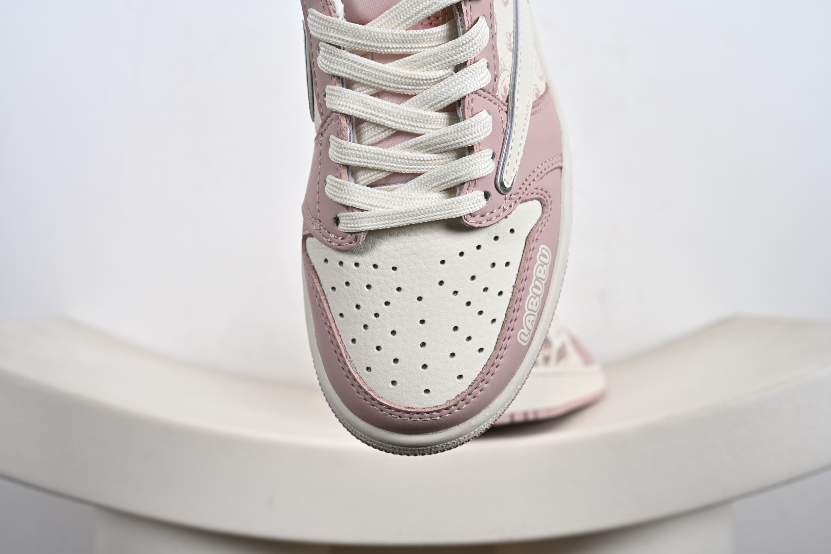 Travis Scott x Fragment Design x Jordan Air Jordan 1 Low OG SP “Labubu联名---奶白粉” 拉布布印花 低帮休闲运动板鞋 LD2028-057