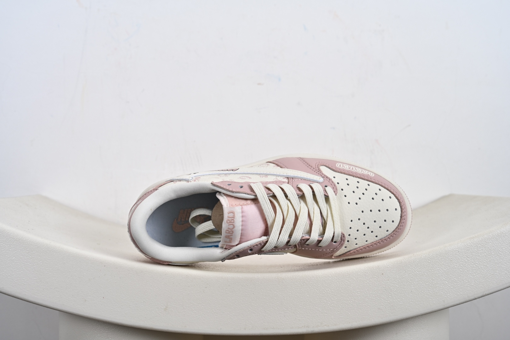 Travis Scott x Fragment Design x Jordan Air Jordan 1 Low OG SP “Labubu联名---奶白粉” 拉布布印花 低帮休闲运动板鞋 LD2028-057