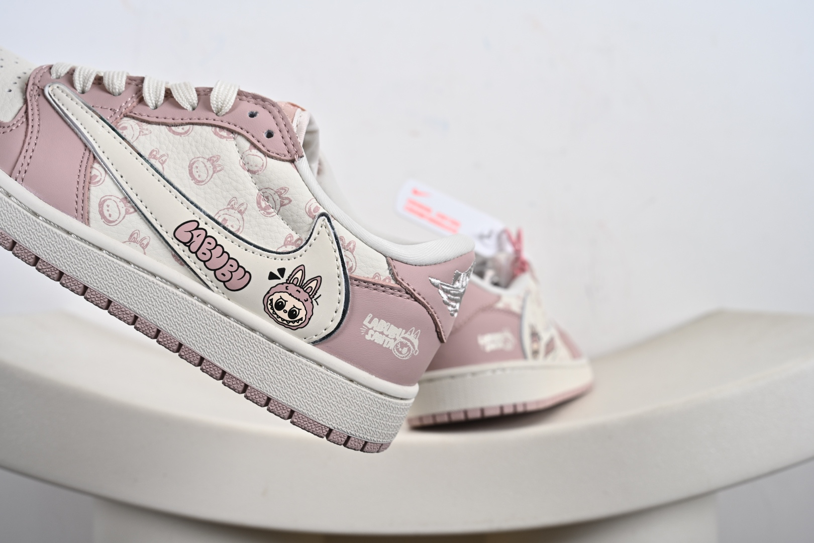 Travis Scott x Fragment Design x Jordan Air Jordan 1 Low OG SP “Labubu联名---奶白粉” 拉布布印花 低帮休闲运动板鞋 LD2028-057
