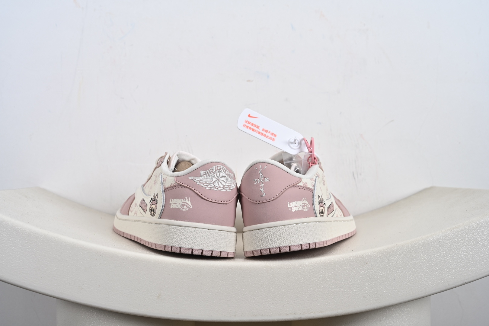 Travis Scott x Fragment Design x Jordan Air Jordan 1 Low OG SP “Labubu联名---奶白粉” 拉布布印花 低帮休闲运动板鞋 LD2028-057
