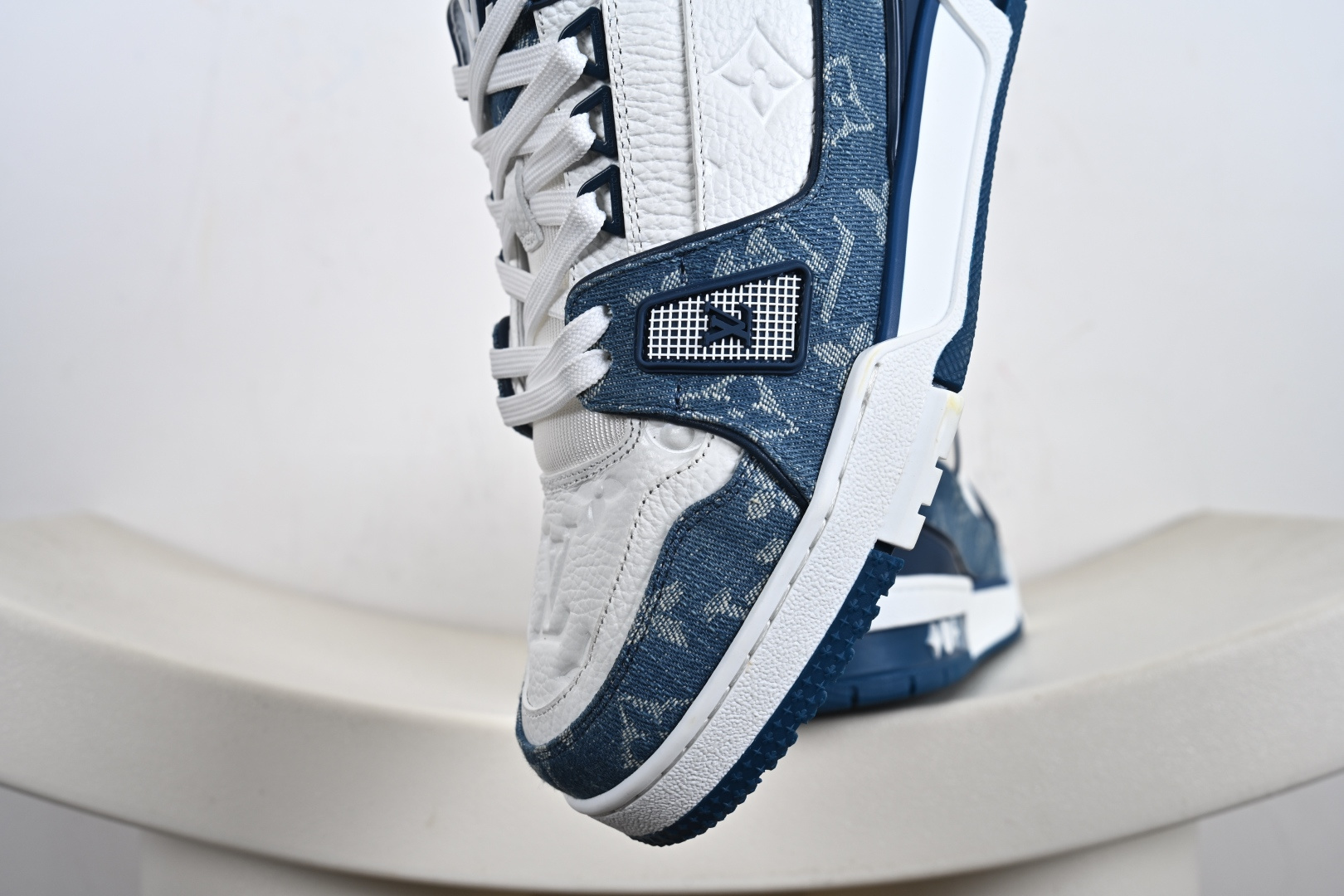 Louis Vuitton LV路易威登驴牌经典 老爹鞋 小红书爆款 Archlight Sneaker在外形上面并非完全是复古风的老爹鞋