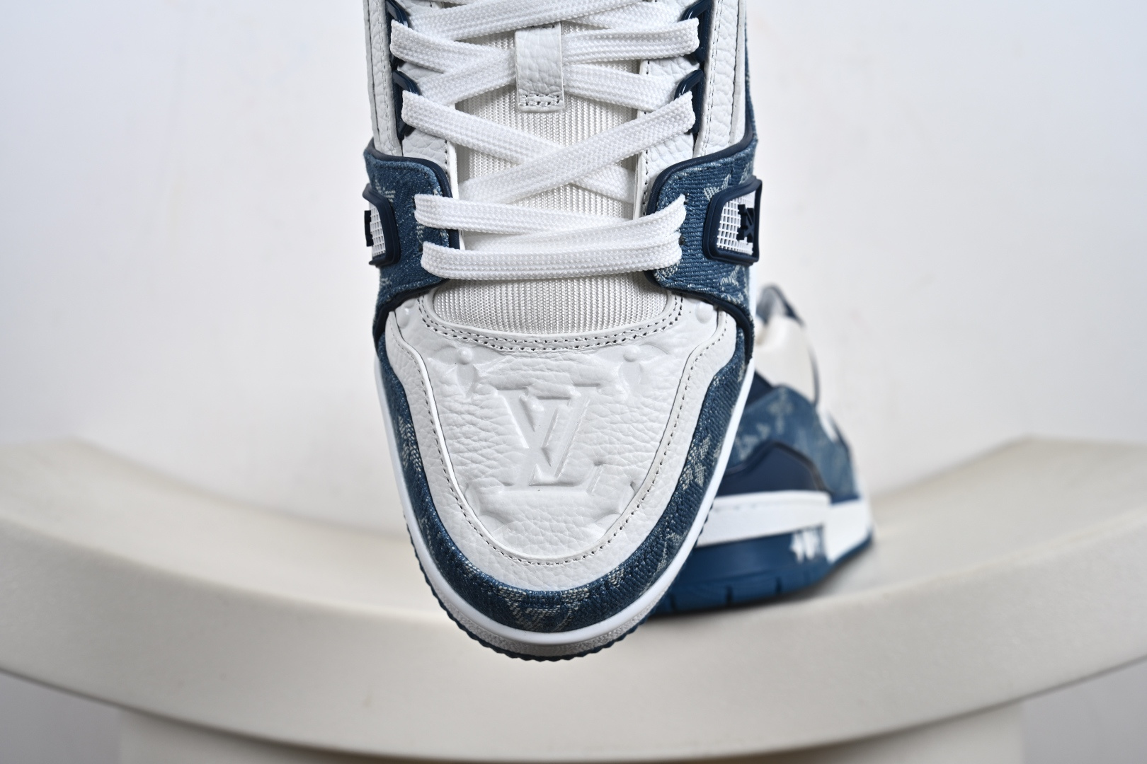 Louis Vuitton LV路易威登驴牌经典 老爹鞋 小红书爆款 Archlight Sneaker在外形上面并非完全是复古风的老爹鞋