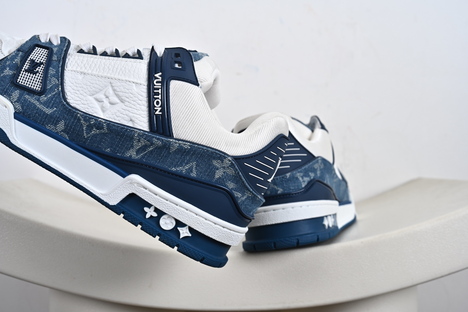 Louis Vuitton LV路易威登驴牌经典 老爹鞋 小红书爆款 Archlight Sneaker在外形上面并非完全是复古风的老爹鞋