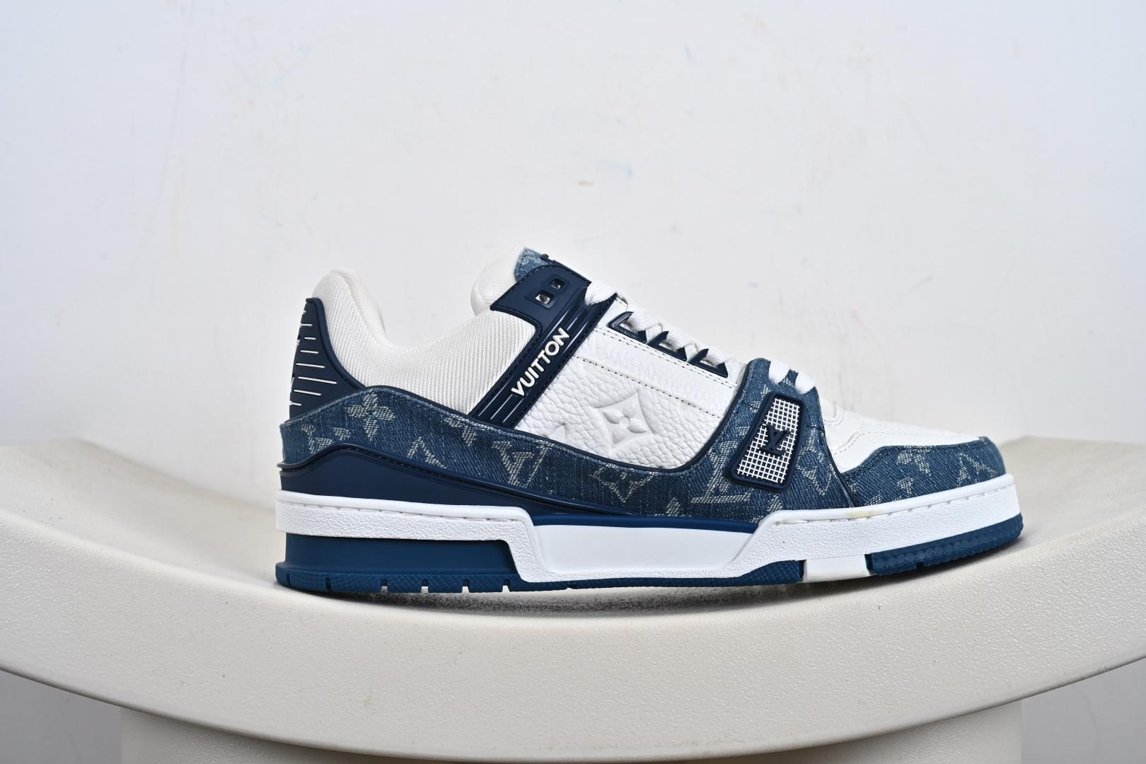 Louis Vuitton LV路易威登驴牌经典 老爹鞋 小红书爆款 Archlight Sneaker在外形上面并非完全是复古风的老爹鞋