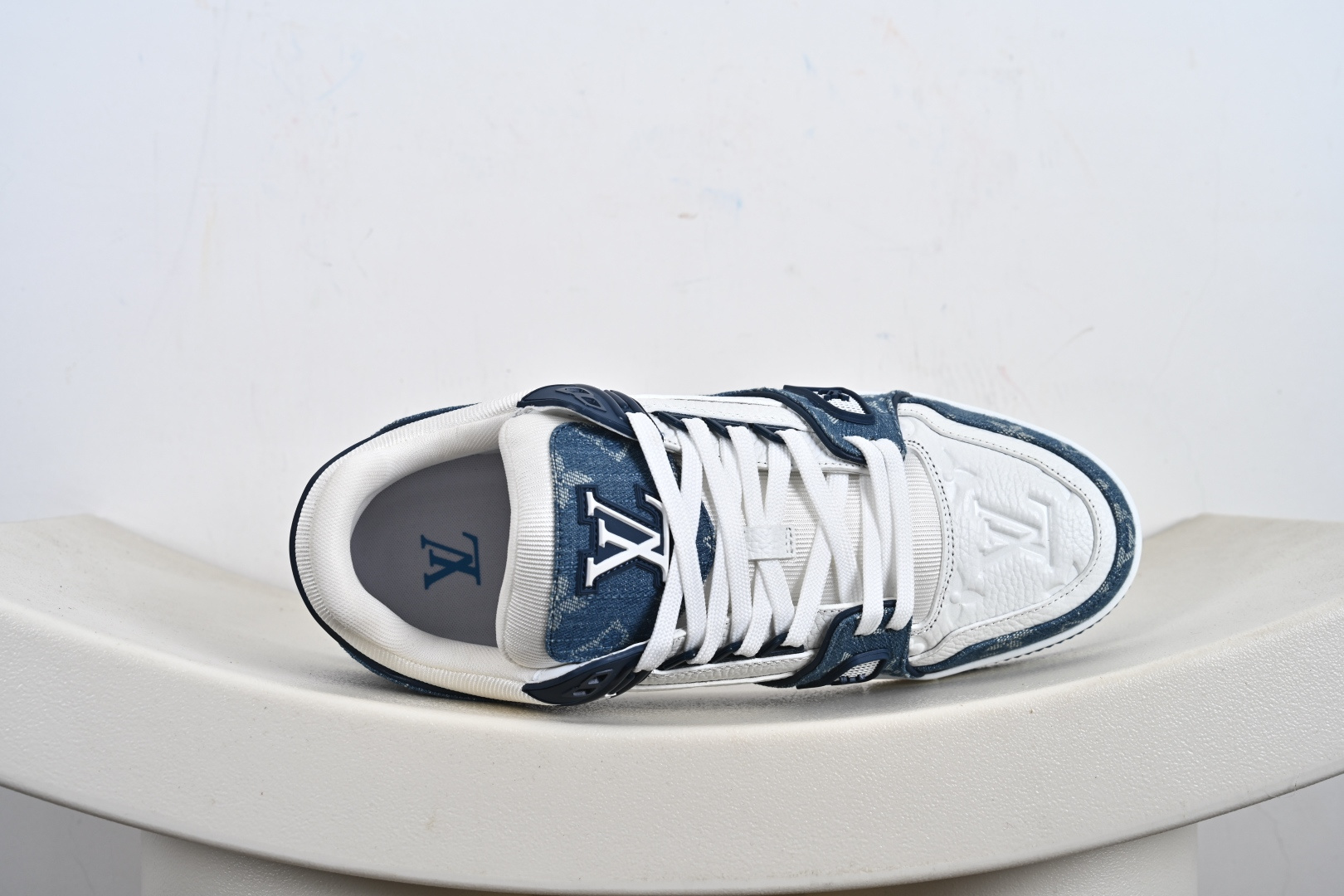 Louis Vuitton LV路易威登驴牌经典 老爹鞋 小红书爆款 Archlight Sneaker在外形上面并非完全是复古风的老爹鞋