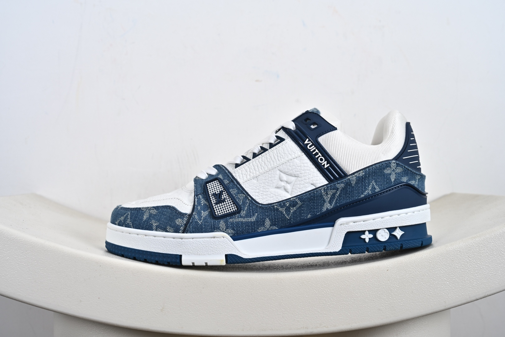 Louis Vuitton LV路易威登驴牌经典 老爹鞋 小红书爆款 Archlight Sneaker在外形上面并非完全是复古风的老爹鞋