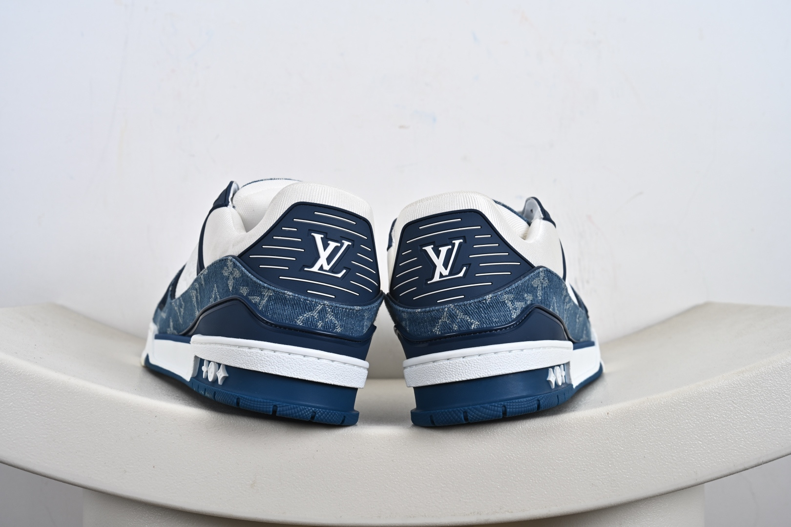 Louis Vuitton LV路易威登驴牌经典 老爹鞋 小红书爆款 Archlight Sneaker在外形上面并非完全是复古风的老爹鞋