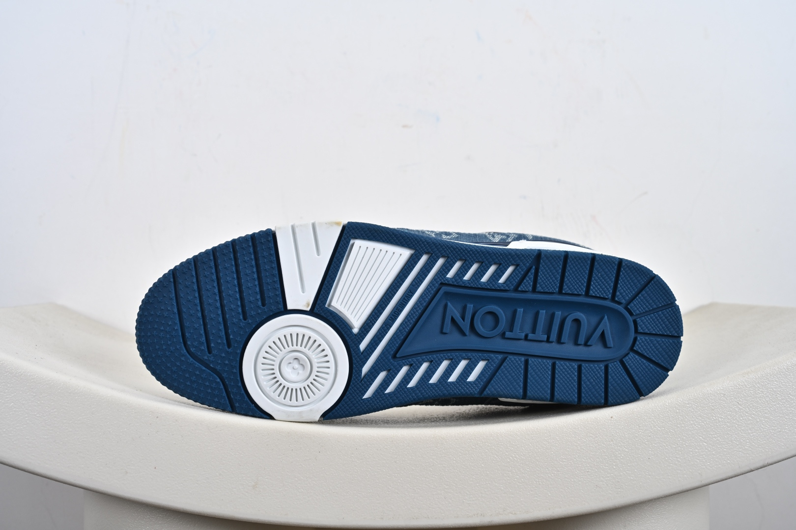 Louis Vuitton LV路易威登驴牌经典 老爹鞋 小红书爆款 Archlight Sneaker在外形上面并非完全是复古风的老爹鞋