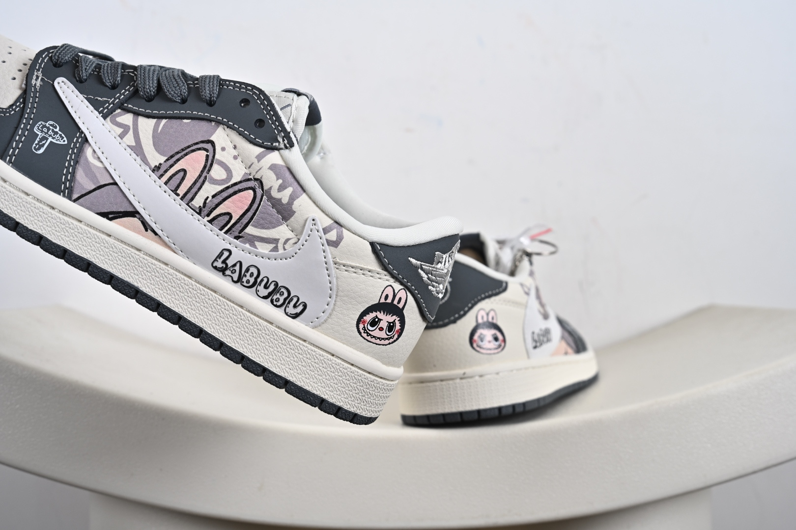 定制版Travis Scott x Jordan 1 Low “Labubu拉布布联名” 乔丹倒勾低帮休闲板鞋 DX1888-094