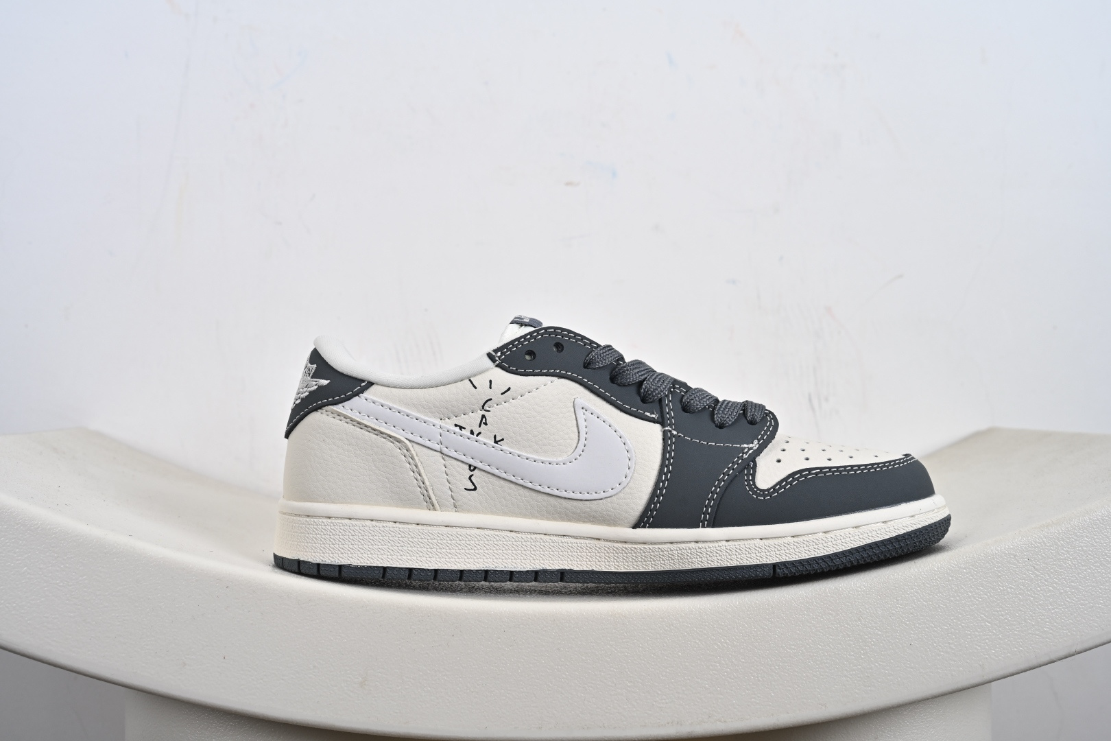 定制版Travis Scott x Jordan 1 Low “Labubu拉布布联名” 乔丹倒勾低帮休闲板鞋 DX1888-094