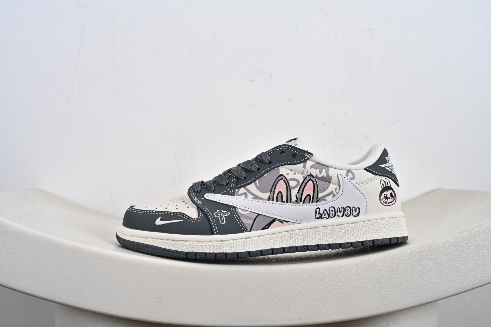 定制版Travis Scott x Jordan 1 Low “Labubu拉布布联名” 乔丹倒勾低帮休闲板鞋 DX1888-094