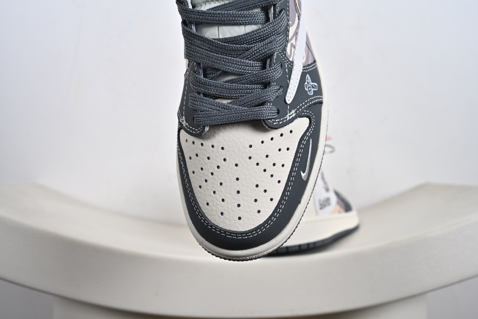 定制版Travis Scott x Jordan 1 Low “Labubu拉布布联名” 乔丹倒勾低帮休闲板鞋 DX1888-094