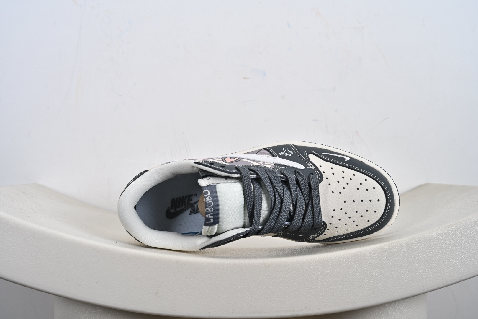 定制版Travis Scott x Jordan 1 Low “Labubu拉布布联名” 乔丹倒勾低帮休闲板鞋 DX1888-094