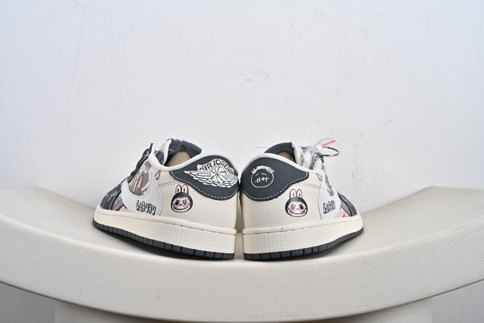 定制版Travis Scott x Jordan 1 Low “Labubu拉布布联名” 乔丹倒勾低帮休闲板鞋 DX1888-094