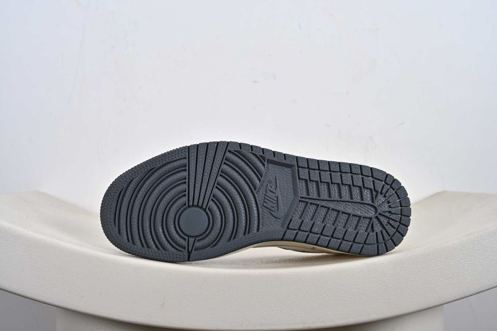 定制版Travis Scott x Jordan 1 Low “Labubu拉布布联名” 乔丹倒勾低帮休闲板鞋 DX1888-094