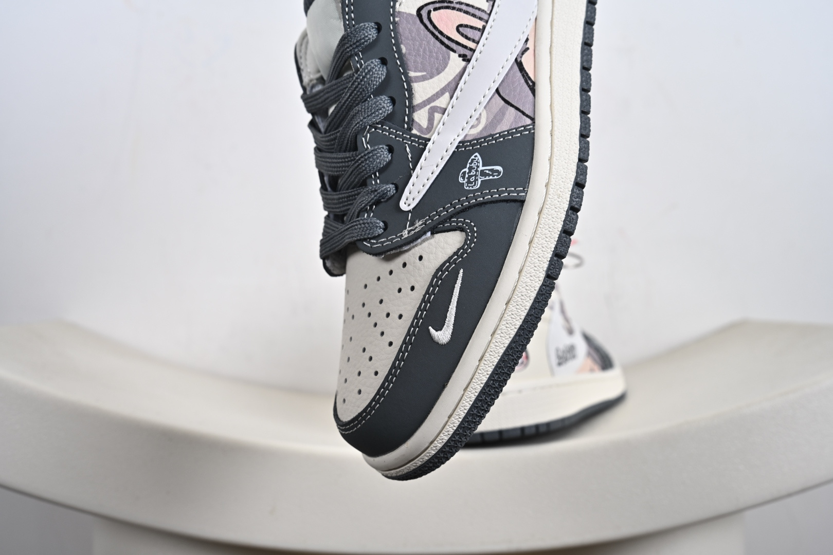 定制版Travis Scott x Jordan 1 Low “Labubu拉布布联名” 乔丹倒勾低帮休闲板鞋 DX1888-094