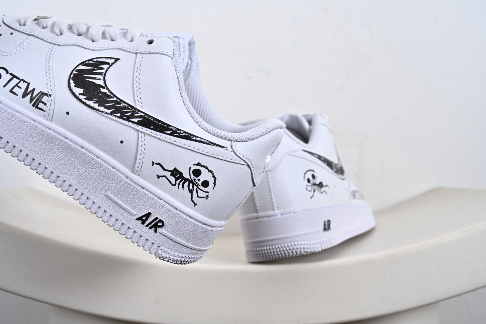 定制版二次元主题 Nike Air Force 1 Low’07 捣蛋鬼 空军一号低帮休闲板鞋 ZH0316-096