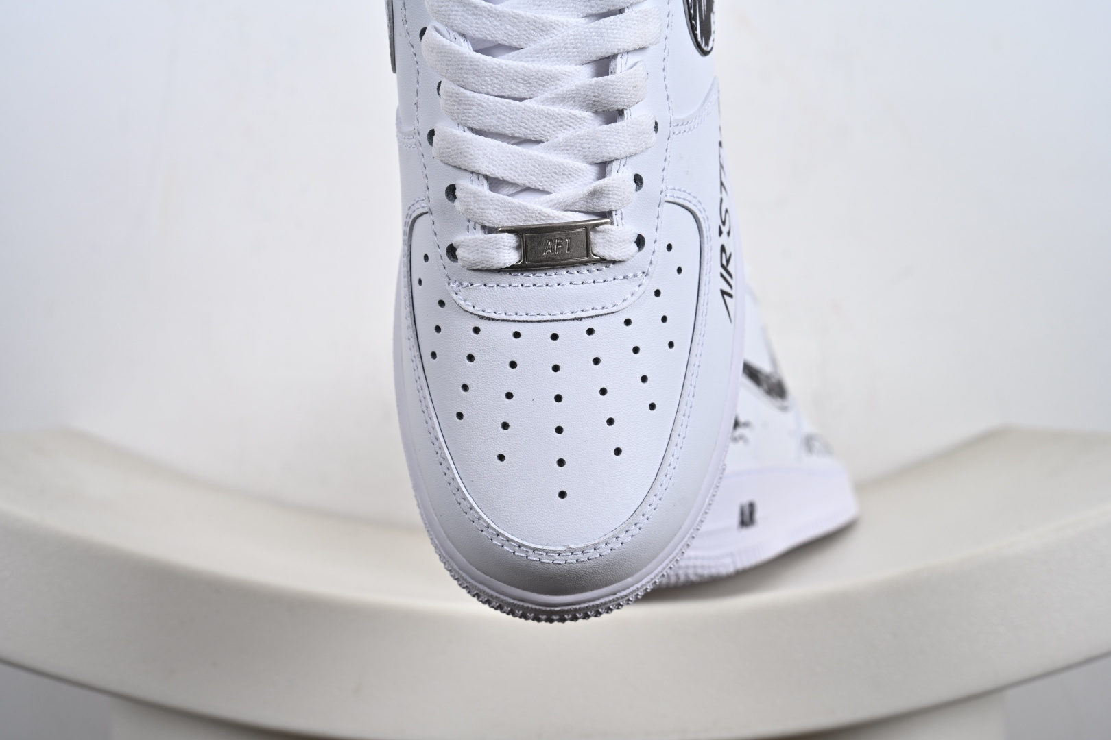 定制版二次元主题 Nike Air Force 1 Low’07 捣蛋鬼 空军一号低帮休闲板鞋 ZH0316-096