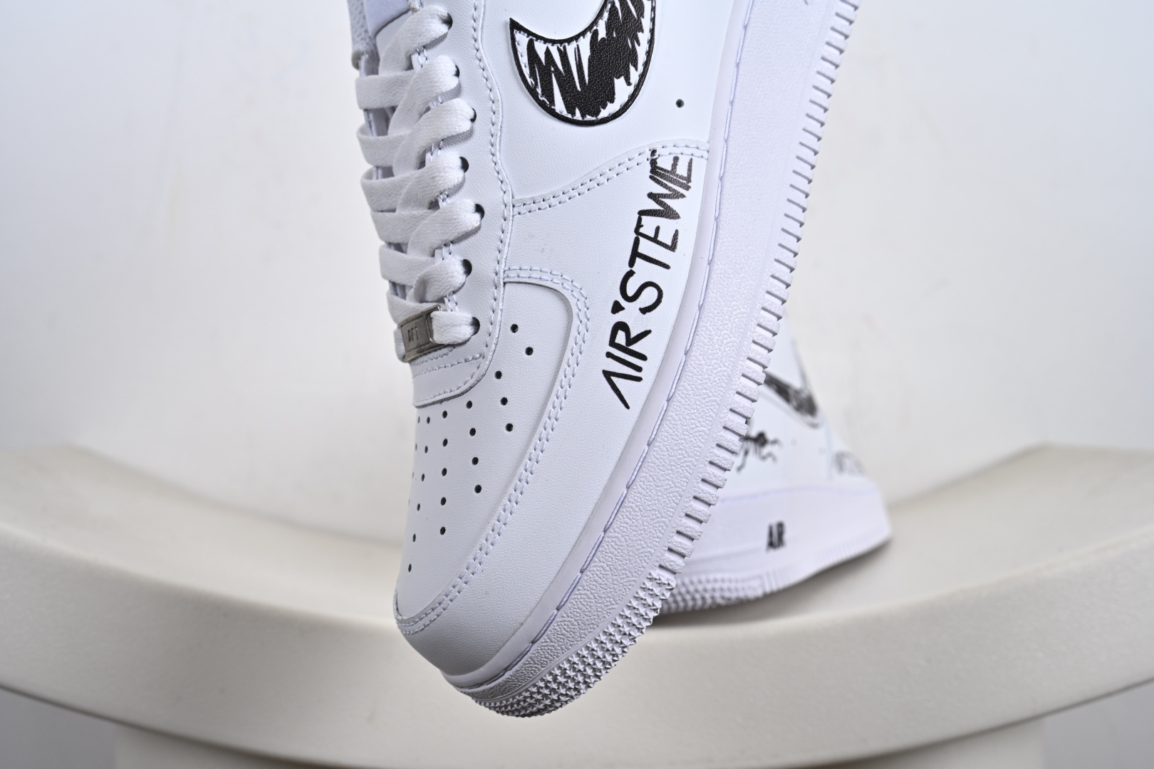 定制版二次元主题 Nike Air Force 1 Low’07 捣蛋鬼 空军一号低帮休闲板鞋 ZH0316-096