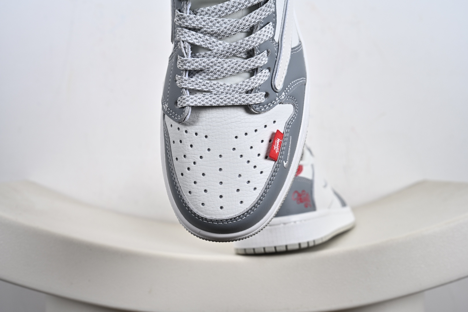 定制版Travis Scott x Fragment Design x Jordan Air Jordan 1 Low OG SP “斯图西联名——白灰红尾” DZ5899-006