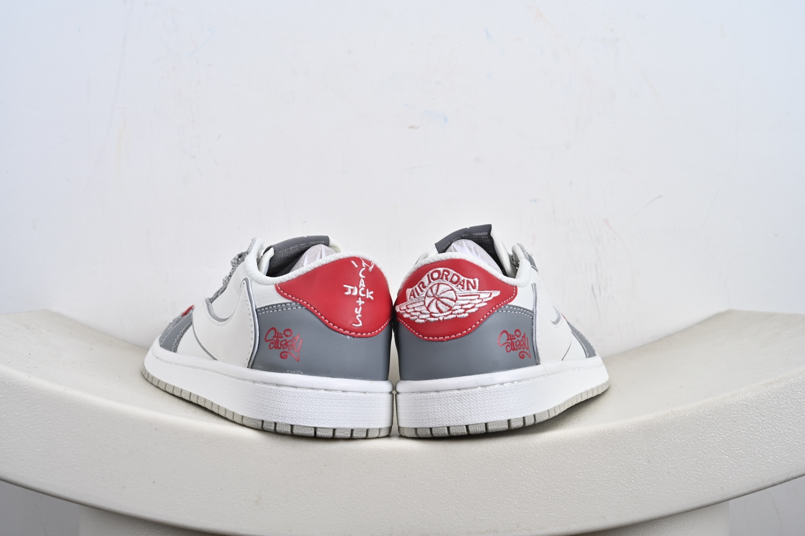 定制版Travis Scott x Fragment Design x Jordan Air Jordan 1 Low OG SP “斯图西联名——白灰红尾” DZ5899-006