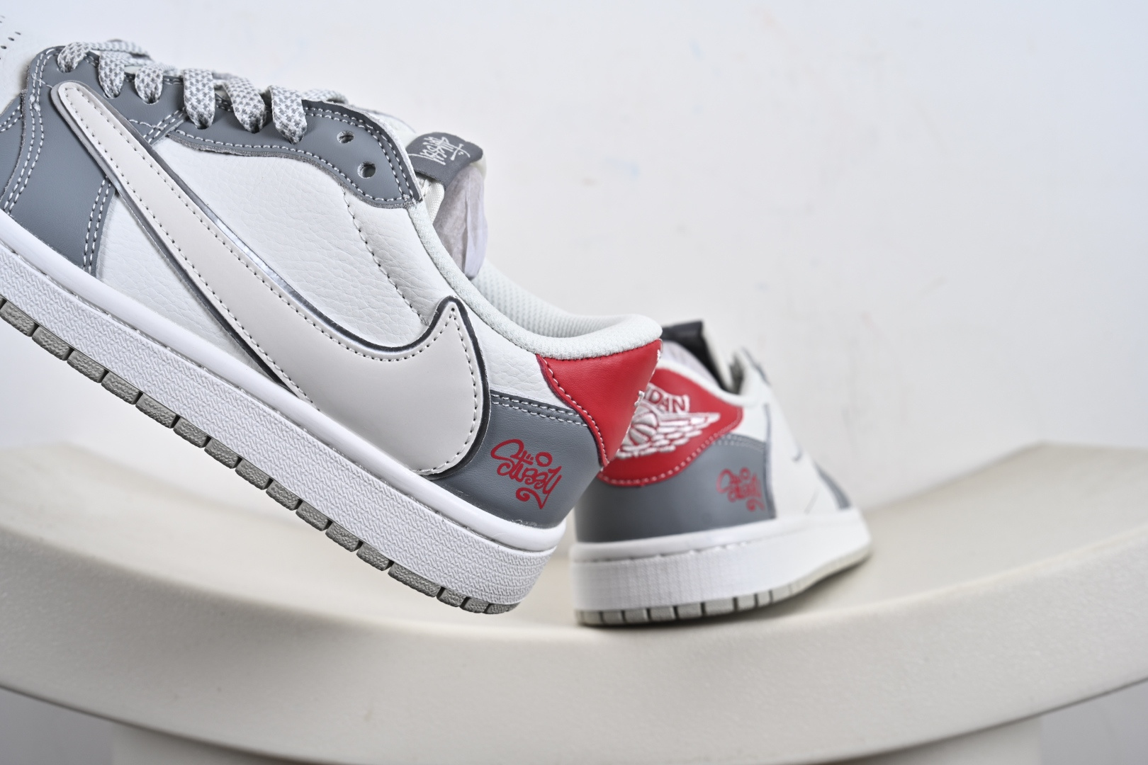 定制版Travis Scott x Fragment Design x Jordan Air Jordan 1 Low OG SP “斯图西联名——白灰红尾” DZ5899-006