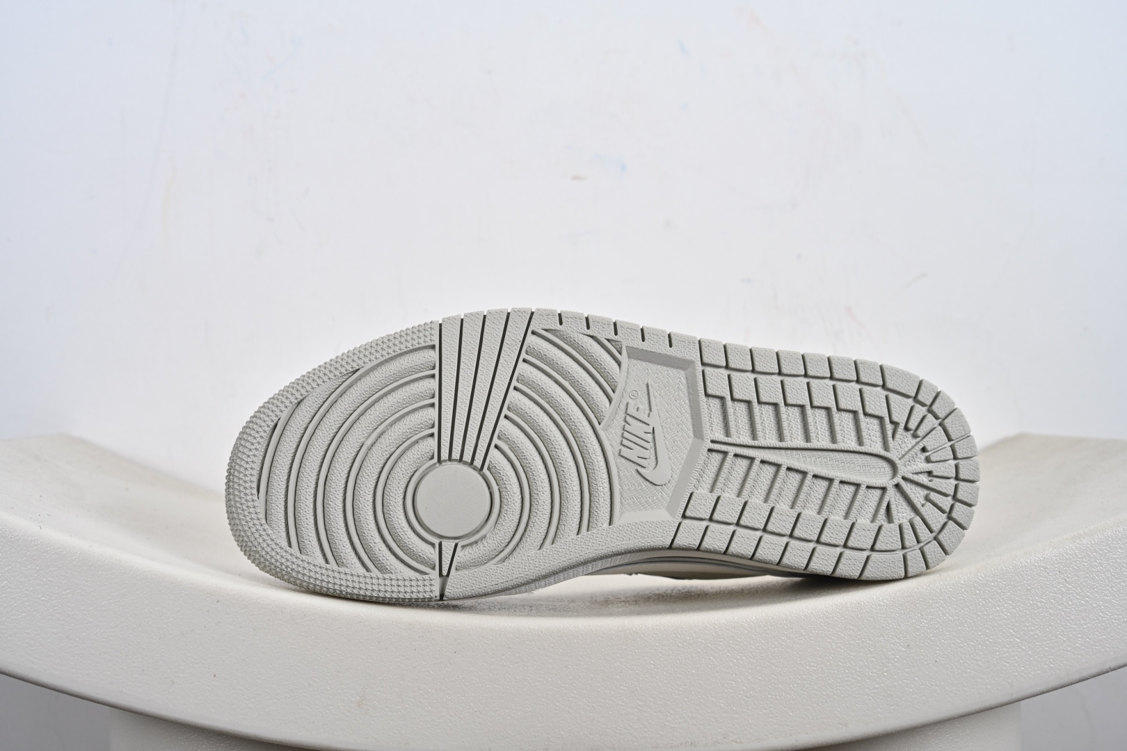 定制版Travis Scott x Fragment Design x Jordan Air Jordan 1 Low OG SP “斯图西联名——白灰红尾” DZ5899-006