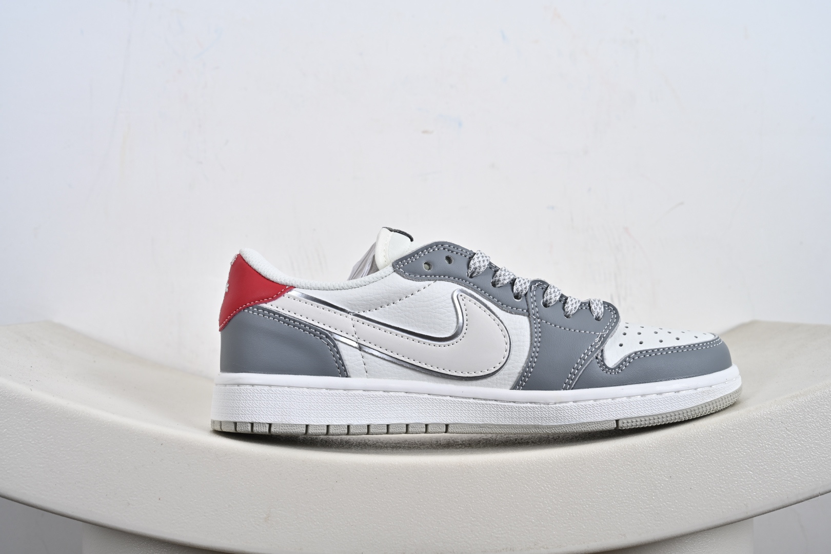 定制版Travis Scott x Fragment Design x Jordan Air Jordan 1 Low OG SP “斯图西联名——白灰红尾” DZ5899-006
