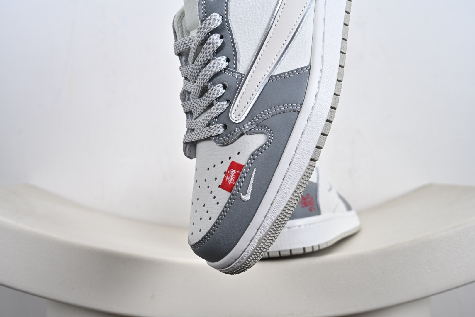 定制版Travis Scott x Fragment Design x Jordan Air Jordan 1 Low OG SP “斯图西联名——白灰红尾” DZ5899-006