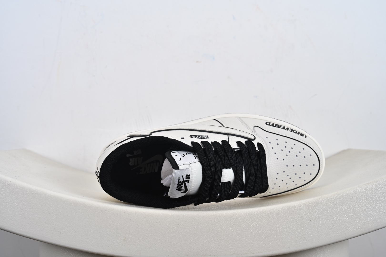 定制版Undefeated x Travis Scott x Air Jordan 1 Low Und x AJ1 低帮 米白黑倒钩 AJ1 乔丹1代 aj1 乔1 低邦 米白黑倒勾联名 DF1845-531