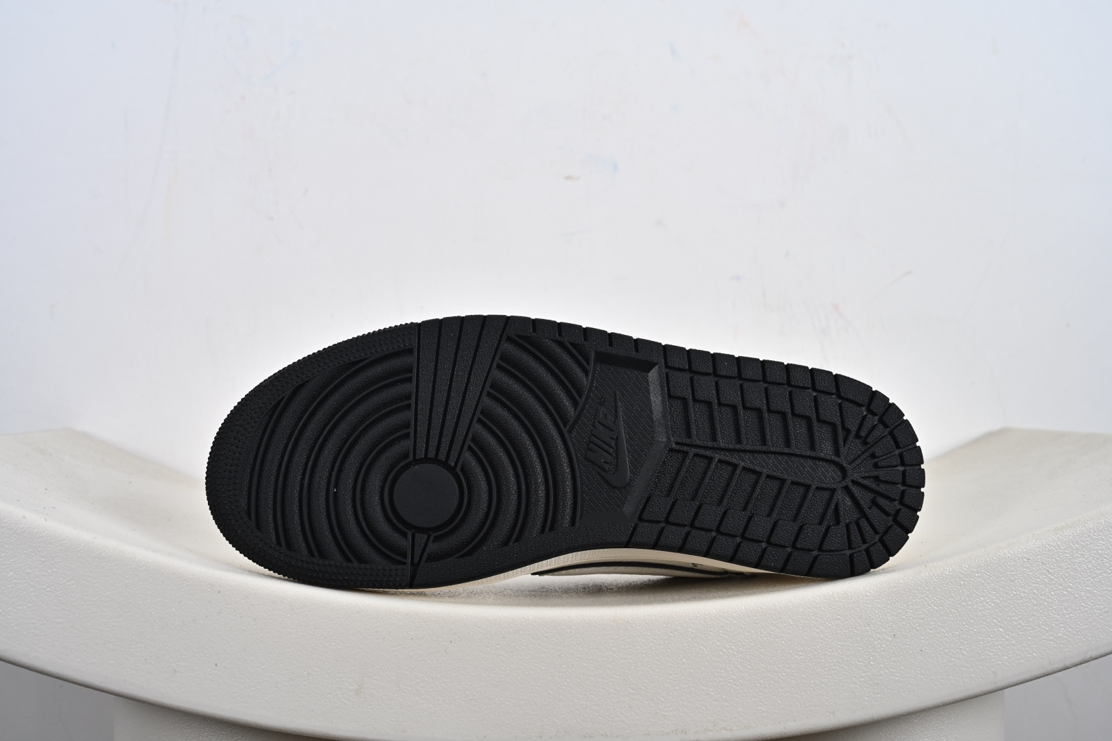 定制版Undefeated x Travis Scott x Air Jordan 1 Low Und x AJ1 低帮 米白黑倒钩 AJ1 乔丹1代 aj1 乔1 低邦 米白黑倒勾联名 DF1845-531