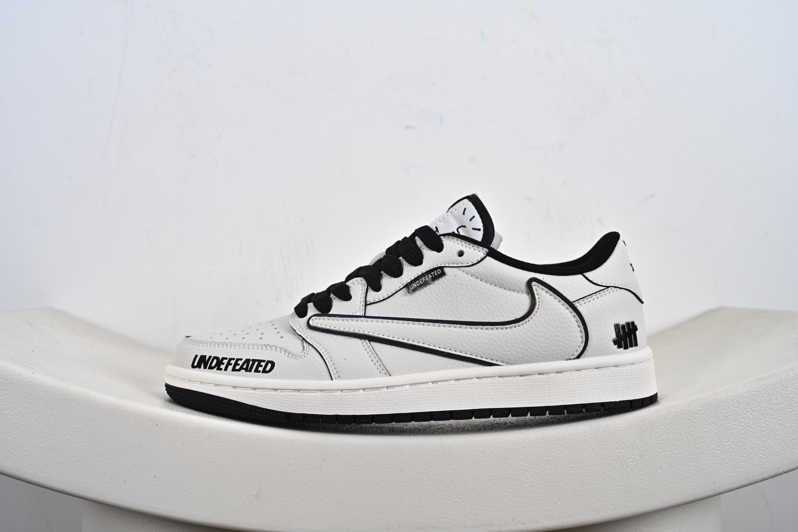 定制版Undefeated x Travis Scott x Air Jordan 1 Low Und x AJ1 低帮 米白黑倒钩 AJ1 乔丹1代 aj1 乔1 低邦 米白黑倒勾联名 DF1845-531