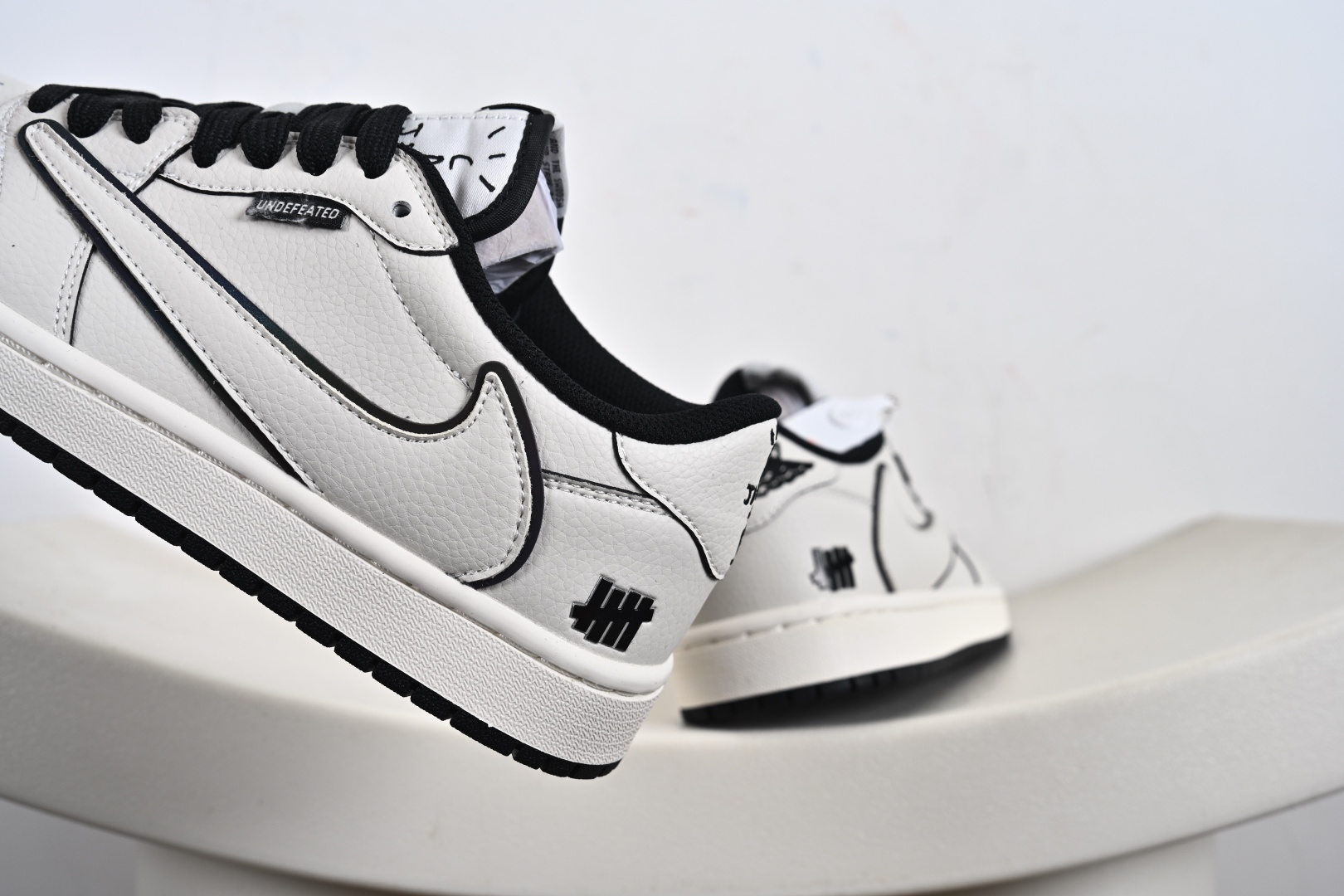 定制版Undefeated x Travis Scott x Air Jordan 1 Low Und x AJ1 低帮 米白黑倒钩 AJ1 乔丹1代 aj1 乔1 低邦 米白黑倒勾联名 DF1845-531