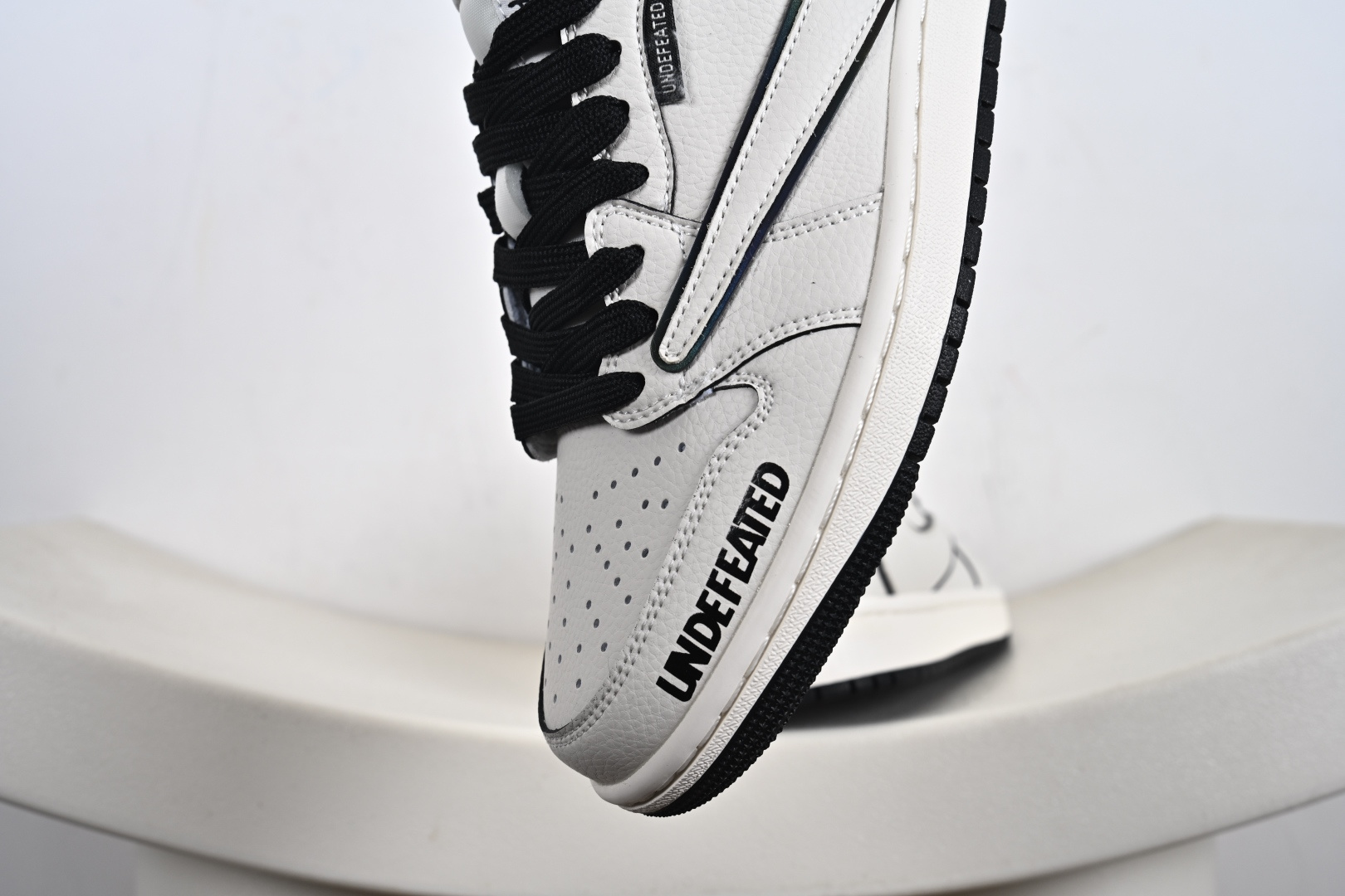定制版Undefeated x Travis Scott x Air Jordan 1 Low Und x AJ1 低帮 米白黑倒钩 AJ1 乔丹1代 aj1 乔1 低邦 米白黑倒勾联名 DF1845-531